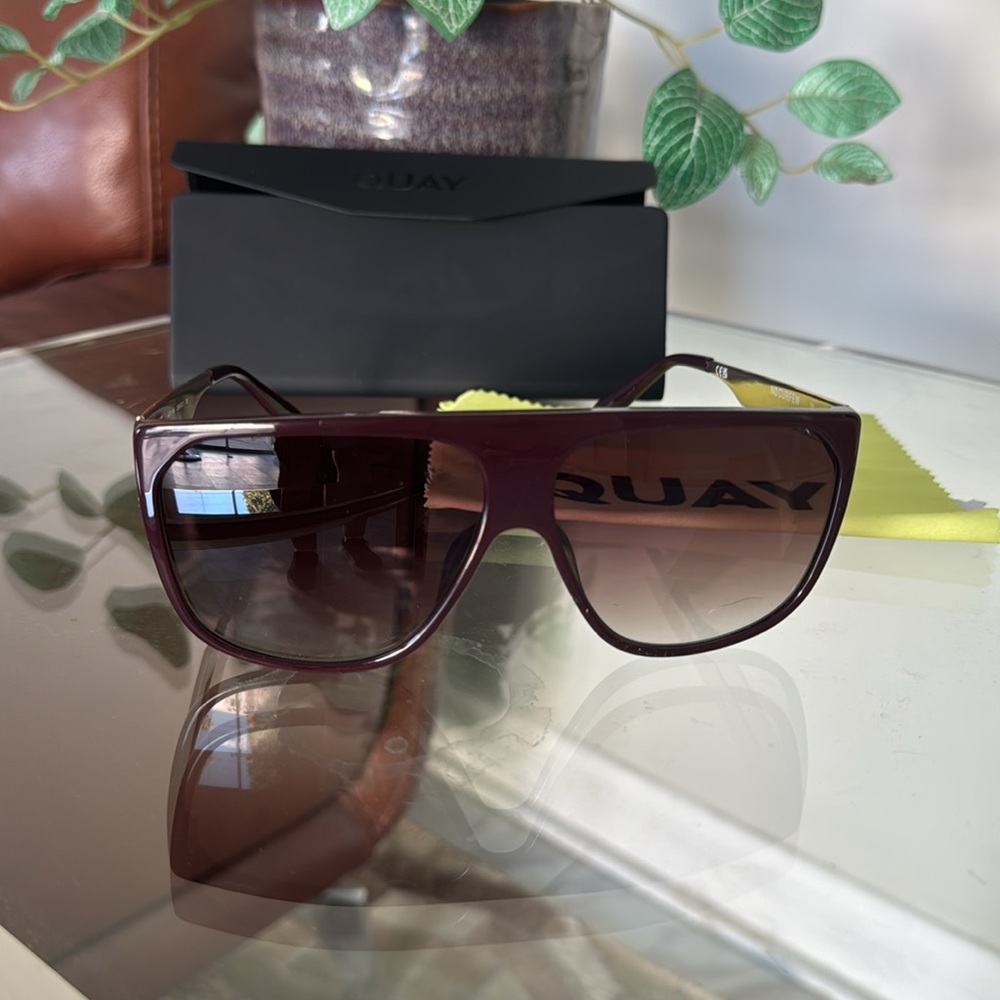QUAY No Curfew - BRAND NEW.—WITH CASE AND CLOTH